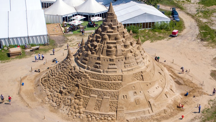 FOTOS: construyen en Alemania el castillo de arena más grande del mundo