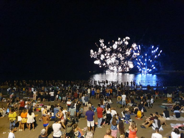 El alcalde de Gáldar izó la Bandera Azul de Sardina en la Noche de San Juan