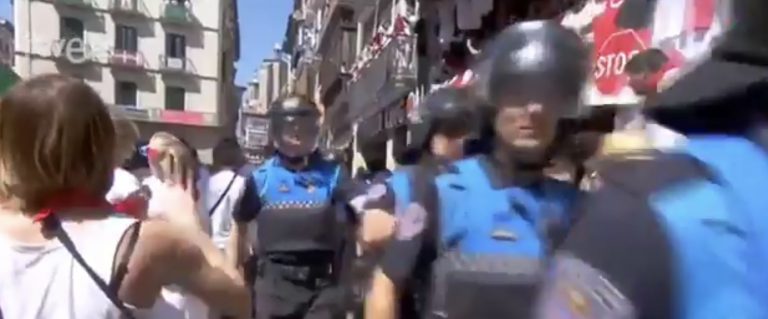 La Policía impide que los concejales de Bildu y Geroa Bai coloquen una ikurriña en el balcón del Ayuntamiento de Pamplona