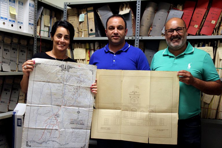 El alcalde de la Villa de Moya, Raúl Afonso, junto al concejal de Cultura, Octavio Suárez, y la técnico archivera, Ana Melián, sostienen el plano de la Heredad de Aguas de Moya, del año 1925, y el mapa de riegos del municipio, de 1930.