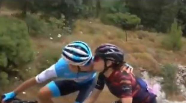 El romántico beso de una pareja de ciclistas israelíes en plena competicón