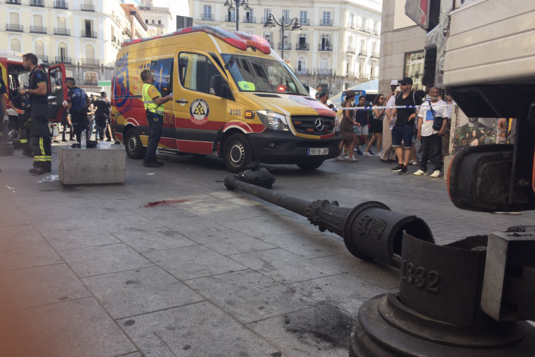 En estado grave tras recibir el impacto de una farola que se ha caído en la Puerta del Sol