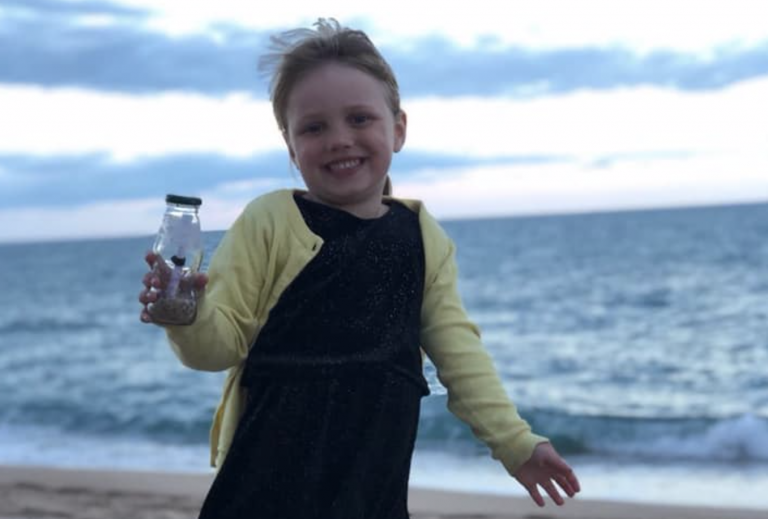 Una niña lanza al mar una botella con un mensaje en España y aparece en Rusia