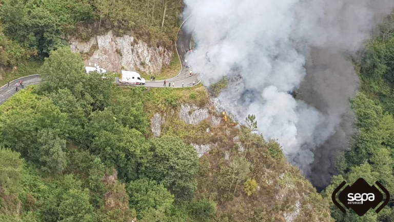 Muere un camionero al caer 25 metros con su tráiler en llamas en Asturias