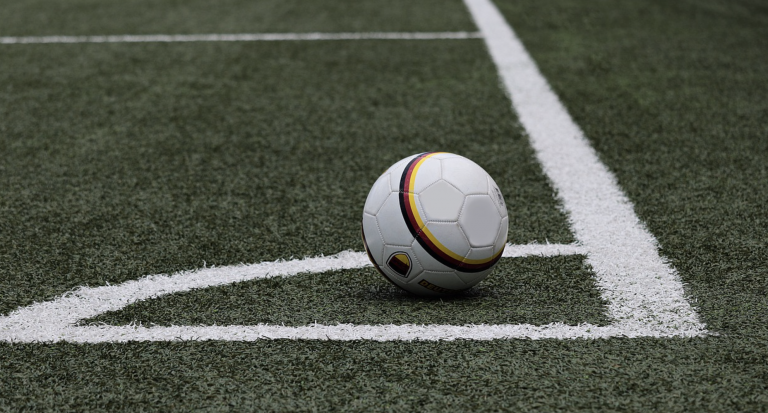 El misterioso movimiento de un balón durante un partido de fútbol que plantea muchas preguntas