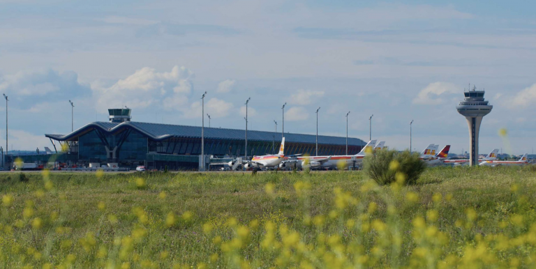 Encuentran un feto momificado en el baño de un avión en Barajas