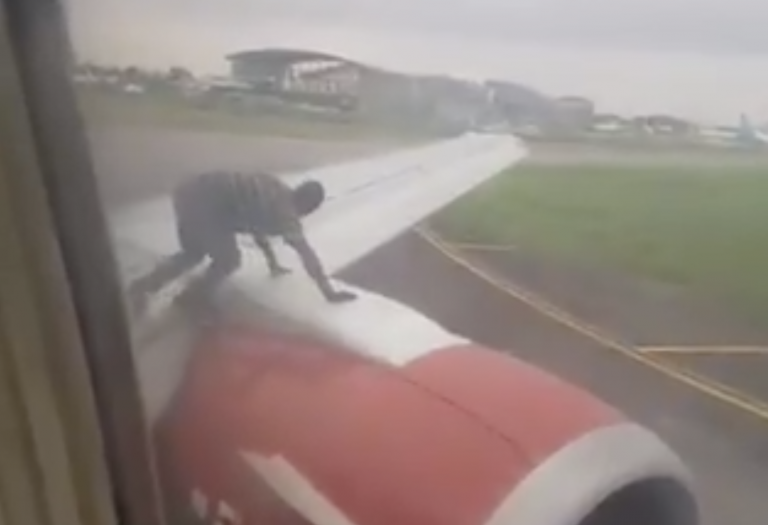 ¡Se sube a un avión durante su despegue!