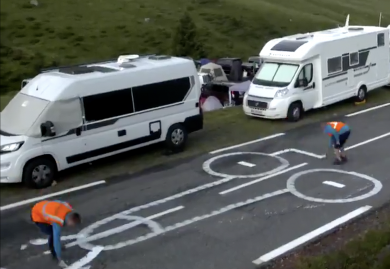 El trabajo sucio del Tour: operarios transforman penes pintados en búhos