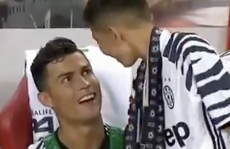 El bonito gesto de CR7 con un niño que se saltó el control durante un partido