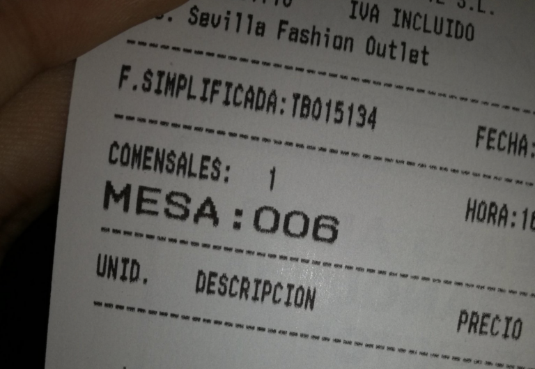 La indignante factura a un comensal en Sevilla al que le cobraron por el hielo del café