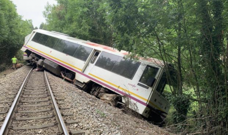 Desencarrila un tren en Llanes (Asturias) tras impactar con unas vacas