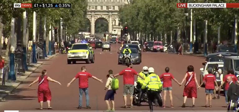 Una cadena humana impide el paso de la comitiva de Boris Johnson a Buckingham Palace