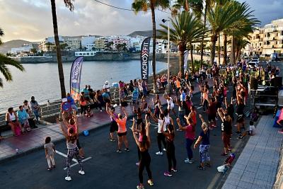 Puesta de sol cargada de deporte en Arguineguín