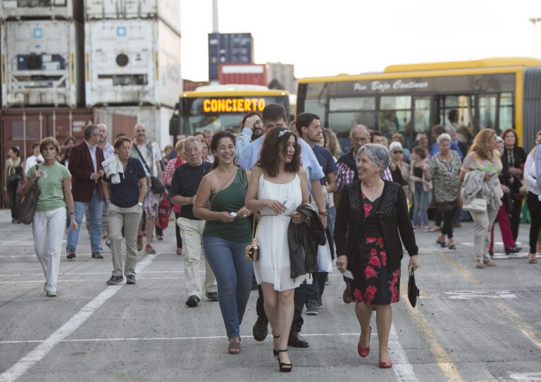 Guaguas Municipales habilita su servicio exclusivo para acudir al concierto de la Orquesta Filarmónica en la terminal de contenedores del Muelle de la Luz