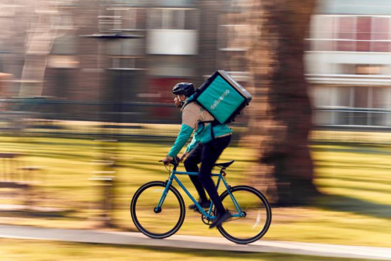 Un juzgado declara que los ‘riders’ de Deliveroo están sujetos a una relación laboral con la empresa