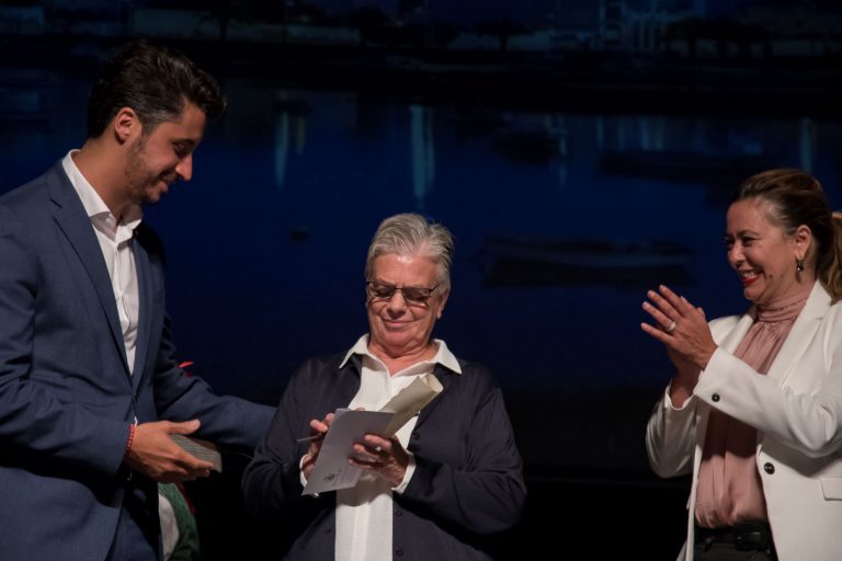 María Dolores Corujo felicita a Sor Ana en la entrega del premio Mujer Canaria 2019