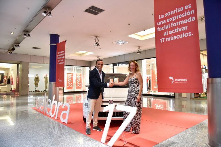 El Centro Comercial y de Ocio 7 Palmas hace entrega del Fiat 500 a la ganadora del sorteo del 17º aniversario