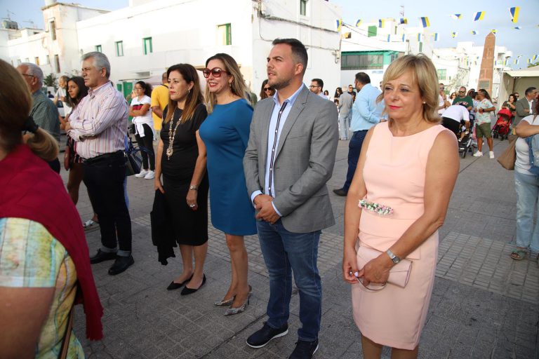 La presidenta del Cabildo se une a la celebración del Carmen en el barrio de Valterra