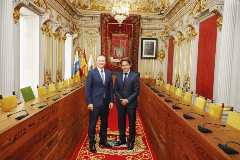 El alcalde Augusto Hidalgo recibe al nuevo presidente del Parlamento de Canarias, Gustavo Matos