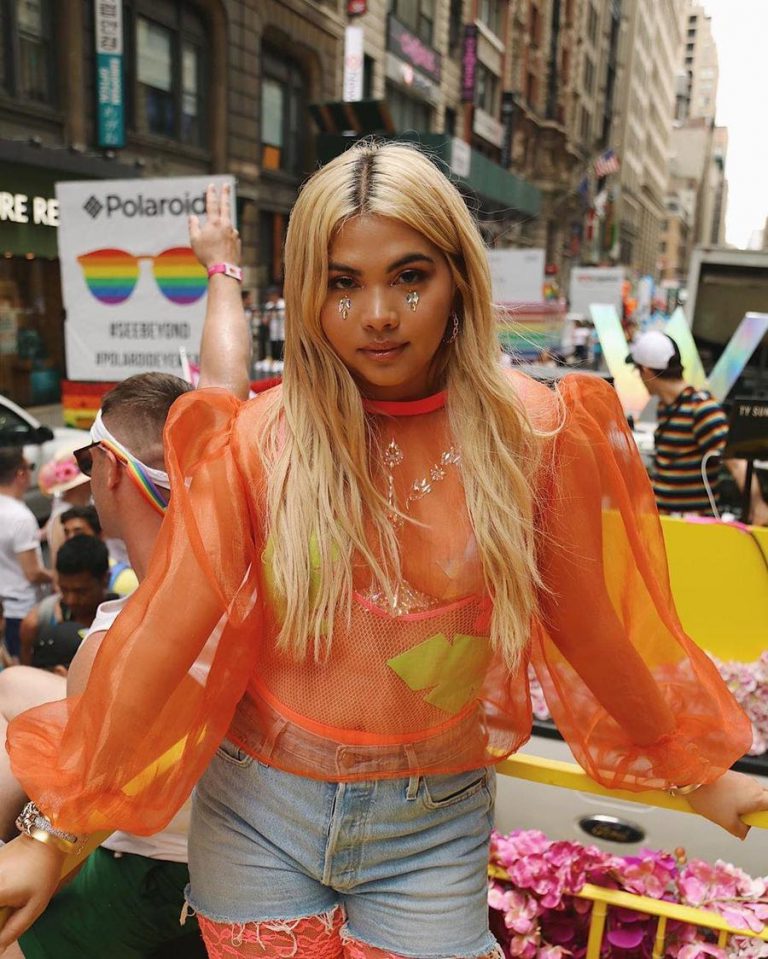 La cantante americana Hayley Kiyoko viste de Paloma Suárez durante el orgullo LGTBI en Nueva York