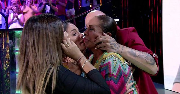 El apoteósico recibimiento de Isabel Pantoja en el plató de ‘Supervivientes’: «Mi pasado está enterrado»