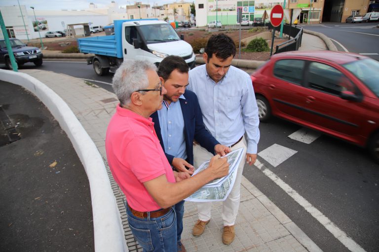 El consejero de Obras Públicas, Jacobo Medina, estudia soluciones viables para el caos circulatorio que se genera en los accesos del Hospital Doctor José Molina Orosa