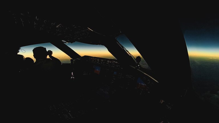 Un avión siguió la sombra del eclipse total de sol dejando imágenes impresionantes