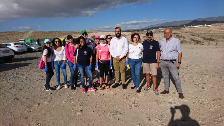 Medio Ambiente y Playas limpian la cala de Aguadulce con la ayuda de voluntarios