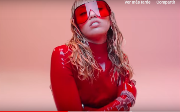 Polémica por la retirada del último videoclip de Miley Cyrus de las tendencias de YouTube por su alto contenido sexual