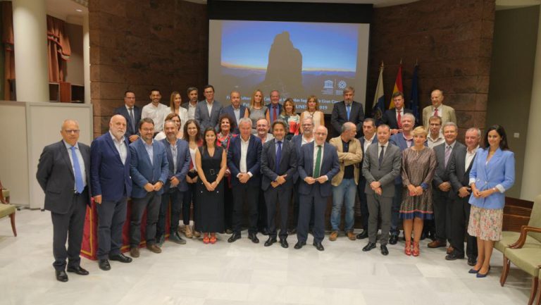 El ancestral tañido de las lapas suena en el homenaje del Parlamento a Risco Caído y las Montañas Sagradas de Gran Canaria