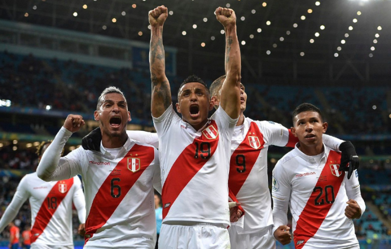 Perú sorprende a Chile y hace historia al meterse en la final