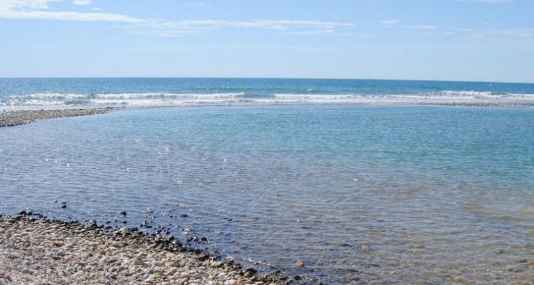 En estado crítico al intentar salvar a dos menores en una playa de Tarragona