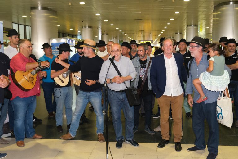 La delegación de Risco Caído vuelve a sentir la garganta añurgada con los acordes de Los Gofiones y su Roque Nublo en el aeropuerto