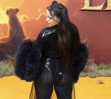 Rosalía y sus transparencias protagonizan el estreno del ‘Rey León’ en Londres