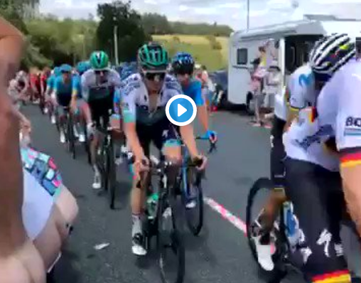 Lo nunca visto en el Tour: un aficionado enseña el culo al pelotón y un ciclista le azota