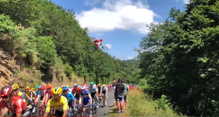 La locura del año: un ciclista salta por encima del pelotón del Tour de Francia