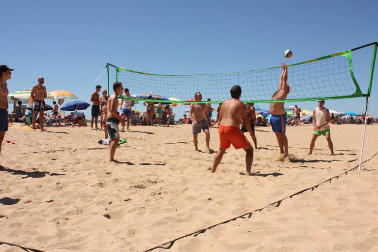 Los fisioterapeutas madrileños recomiendan el vóley playa para mantenerse activo en verano