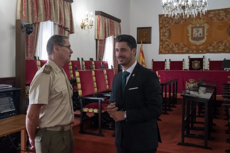 El jefe del Mando de Canarias visita el Ayuntamiento de La Laguna