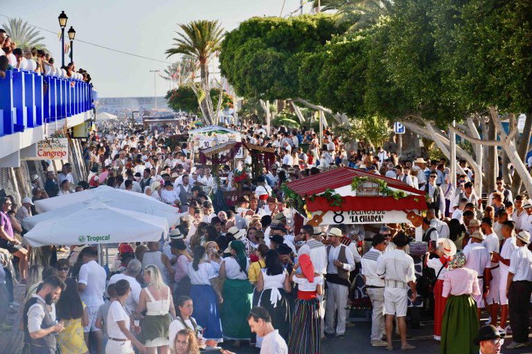 La Virgen del Carmen congrega más de 8.000 personas en su  romería-ofrenda de Arguineguín