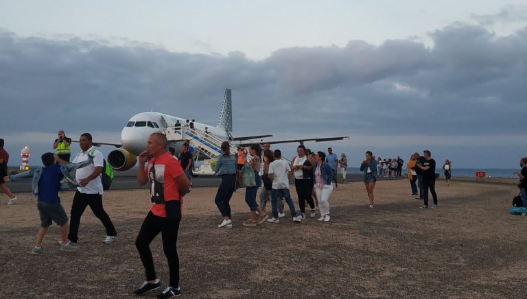 Identifican a un niño de 11 años como el autor de la amenaza de bomba en un avión en Fuerteventura