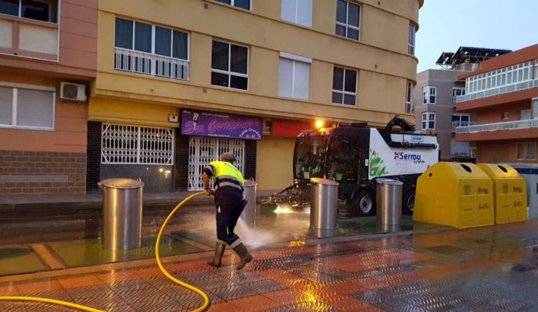 Granadilla de Abona activa un plan especial de limpieza de verano en las zonas costeras