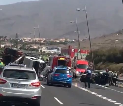 Un muerto y dos heridos tras el brutal accidente de un camión en Tenerife