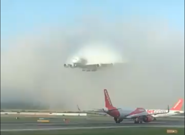 La impresionante imagen de un avión que apareció de entre las nubes durante un aterrizaje