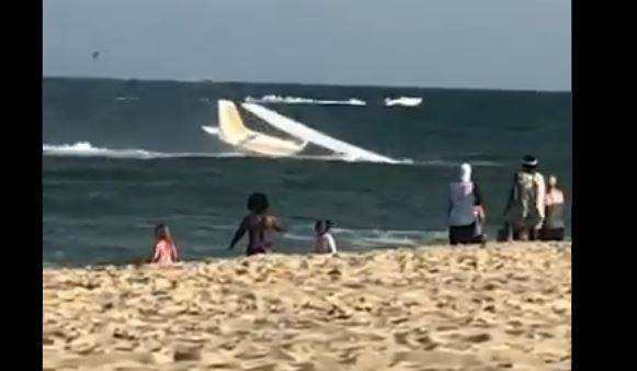 Una avioneta aterriza de emergencia en un playa plagada de bañistas