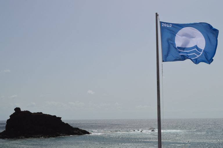 La bandera azul ya ondea en la playa del Burrero en la Villa de Ingenio