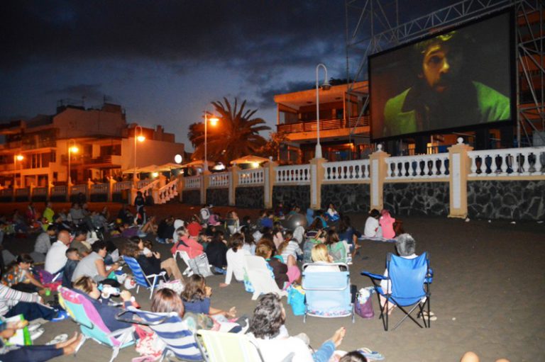 La playa de Salinetas se transforma estos días en una sala de cine al aire libre