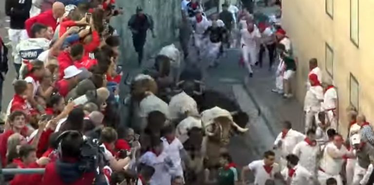 Así ha sido el cuarto encierro de San Fermín: rápido y con cuatro mozos en el hospital