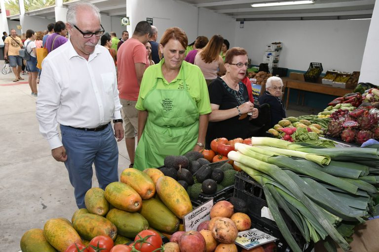 Cientos de personas disfrutan de los productos de la tierra en los festejos por el aniversario del Mercado Agrícola en la Granja del Cabildo