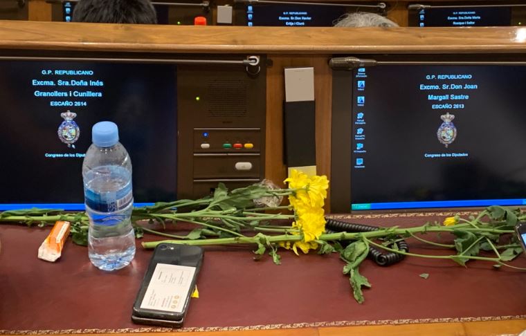 Flores amarillas ocupan el escaño de Junqueras en el Congreso