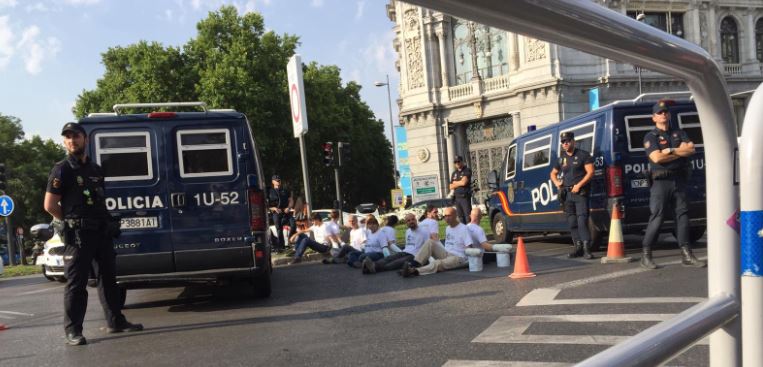 El motivo por el que Greenpeace ha bloqueado la Cibeles en una nueva acción de protesta